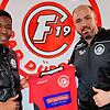 FC Bad Dürrheims Neuzugang Mario Osagiede (links) wird von Vereins-Chef Benjamin Wildgruber begrüßt.