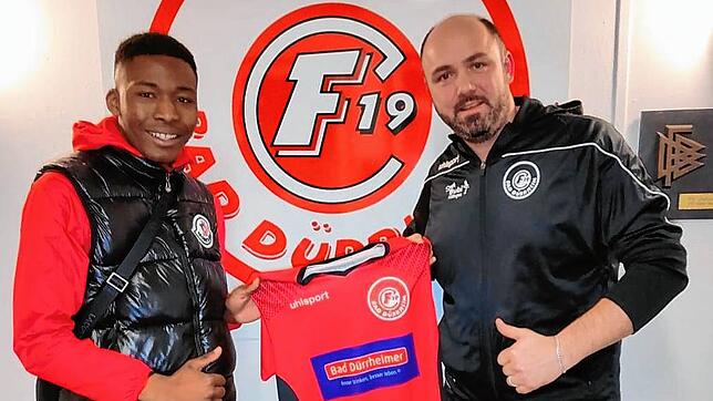 FC Bad Dürrheims Neuzugang Mario Osagiede (links) wird von Vereins-Chef Benjamin Wildgruber begrüßt.
