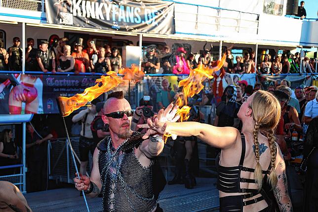 Bild 26: Lack, Leder, Latex! Dieses Spektakel bieten die BDSM-Fans im Konstanzer Hafen