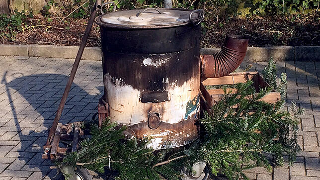 Eppingen: Ein Kessel, in dem sich am Vortag bei einem Fastnachtsumzug eine junge Frau mit heißem Wasser an den Beinen verbrüht hatte, ...
