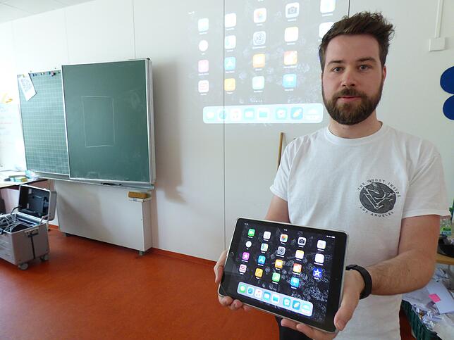 Die digitale Tafel: Fabian Fischer hat sein i-pad mit dem Beamer verbunden. Was auf dem Tablet-Bildschirm nun erscheint, wird ...
