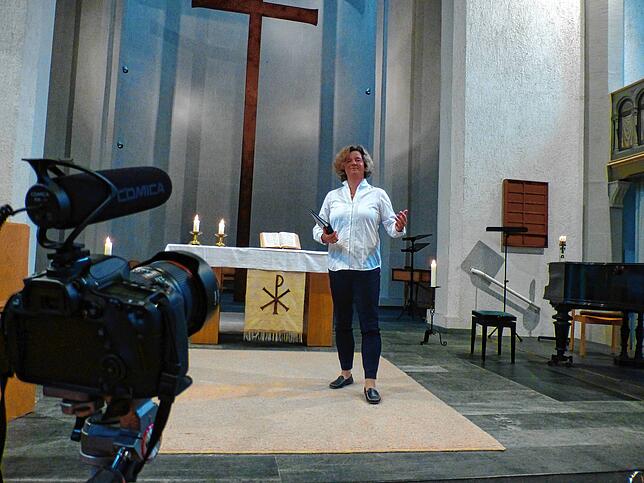 Claudia Tissler-Buhr bei der Aufnahme eines Videogottesdienstes für Senioren.