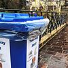 Auf der Seltenbachbrücke in Waldshut steht eine blaue Tonne, die die Stadtverwaltung aufgestellt hat. Darin können Passanten ...