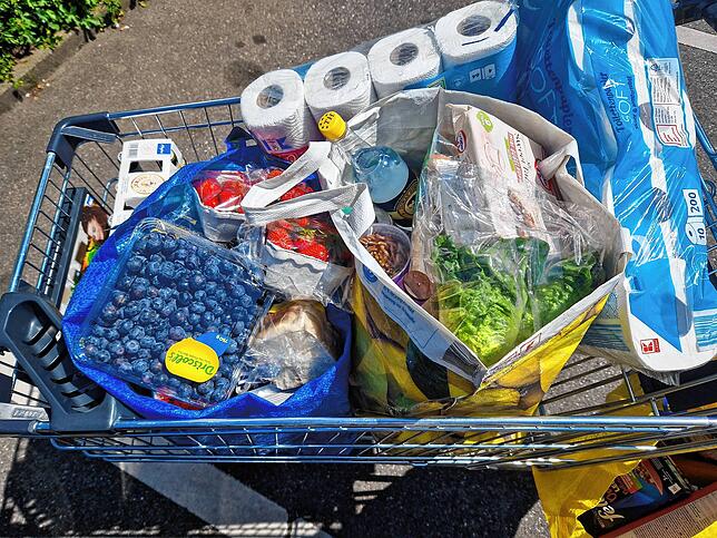 Hamsterkauf? Nein, dieses Foto zeigt den üblichen Wocheneinkauf einer fünfköpfigen Familie. Derzeit beschränken die Discounter die ...
