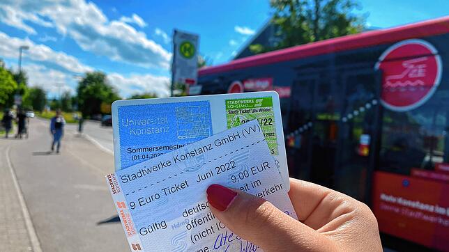 Studenten und Schüler können mit dem Studi-Ticket und mit Abos und Zeitkarten der Stadtwerke zu den Bedingungen des Neun-Euro-Tickets ...