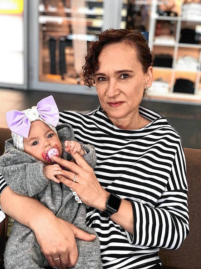 Nadja Wintermeyer mit ihrer Enkeltochter auf dem Arm. Sie ist Vorsitzende des Vereins „Brücke nach Ufa“.