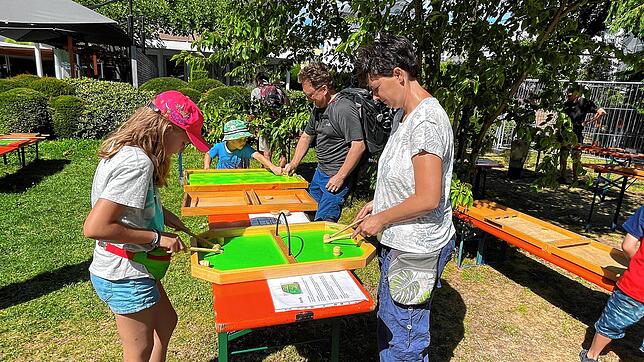 Auch das Spiele-Angebot, wie hier an der Seestraße, kann sich beim Seenachtfest 2022 in Konstanz sehen lassen.