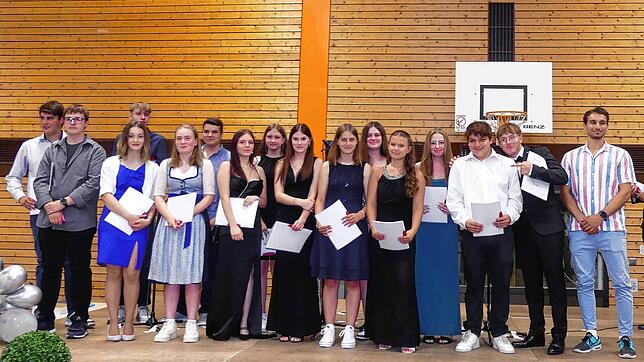 Das sind sie, die erfolgreichen Realschüler der Lerngruppe 10.1 mit ihrem Lerngruppenbegleiter Armin Hotz (ganz rechts). Sie haben das ...