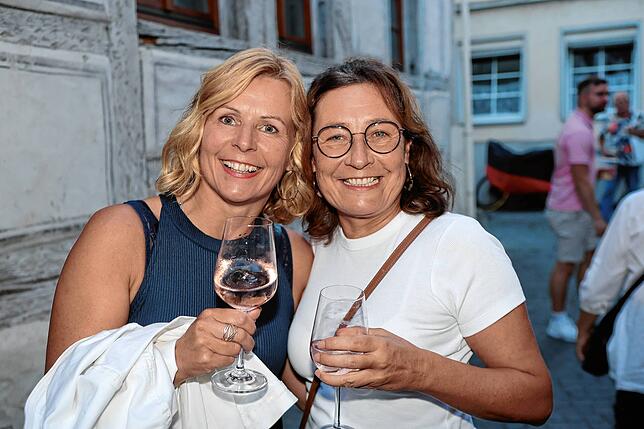 Bild 27: Konstanz: Die Niederburg lädt zum Gassenfreitag und die Besucher tanzen an