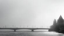 Die Alte Rheinbrücke ist von Nebel umhüllt. Bei starkem Dunst kann es hier schnell gefährlich werden.