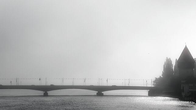 Die Alte Rheinbrücke ist von Nebel umhüllt. Bei starkem Dunst kann es hier schnell gefährlich werden.