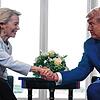 Demonstration der Stärke: US-Präsident Donald Trump schüttelt der Präsidentin der Europäischen Kommission Ursula von der Leyen die Hand, ...