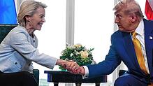 Demonstration der Stärke: US-Präsident Donald Trump schüttelt der Präsidentin der Europäischen Kommission Ursula von der Leyen die Hand, ...