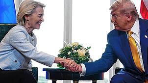 Demonstration der Stärke: US-Präsident Donald Trump schüttelt der Präsidentin der Europäischen Kommission Ursula von der Leyen die Hand, ...