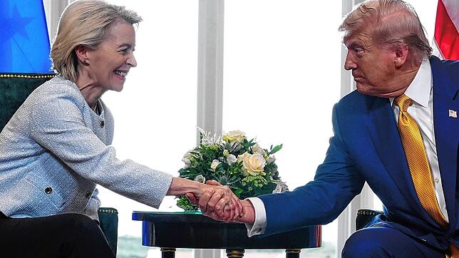 Demonstration der Stärke: US-Präsident Donald Trump schüttelt der Präsidentin der Europäischen Kommission Ursula von der Leyen die Hand, ...