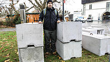 Levin Stracke inmitten der Betonpoller, mit denen die Zufahrtsstraßen gesperrt werden.