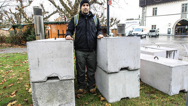 Levin Stracke inmitten der Betonpoller, mit denen die Zufahrtsstraßen gesperrt werden.