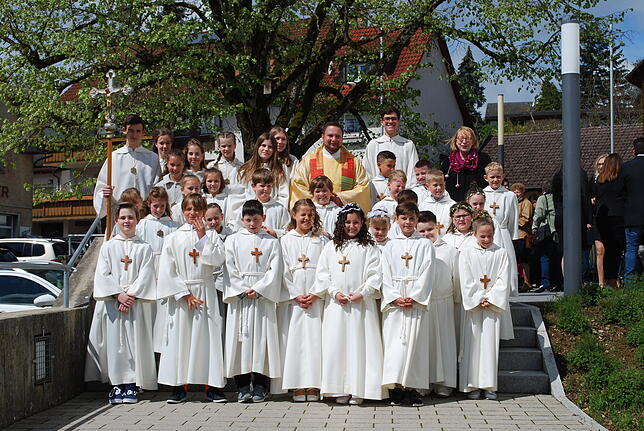 17 Kinder der Erzinger Pfarrgemeinde St. Georg feierten das Fest der heiligen Kommunion.