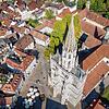 Das Konstanzer Münster und der Münsterplatz in der Altstadt von oben.