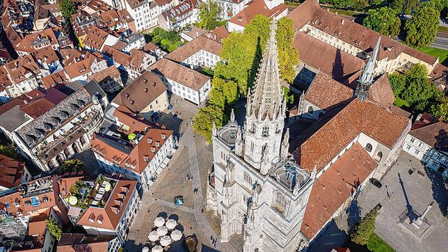 Das Konstanzer Münster und der Münsterplatz in der Altstadt von oben.