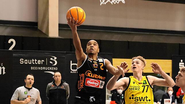 Machte beim Auswärtssieg in Tübingen in der Defensive einen guten Job: Panthers-Spieler Chris Frazier (links).