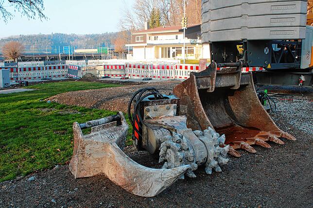 Reißzahn, Betonfräse und Löffel (von links) kommen als Baggeranbaugeräte zur Bearbeitung von Beton und Kies zum Einsatz.