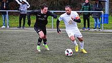 Nedzad Plavci, hier rechts im Testspiel gegen den SC Konstanz-Wollmatingen, hat seinen Vertrag bei Südstern Singen vorzeitig verlängert. ...