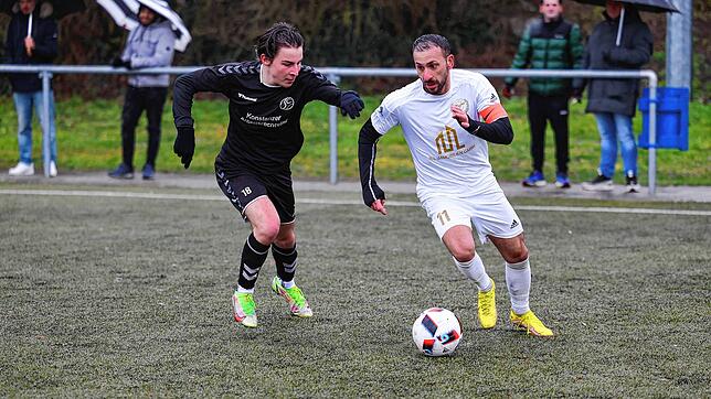 Nedzad Plavci, hier rechts im Testspiel gegen den SC Konstanz-Wollmatingen, hat seinen Vertrag bei Südstern Singen vorzeitig verlängert. ...