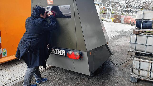 Wo kommt&lsquo;s Vögele? Besser nicht, denn wenn&lsquo;s bei diesem Gerät blitzt, dann flattert bald ein Strafzettel ins Haus. Sabine ...