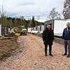 Noch laufen die Arbeiten, doch an Pfingsten soll die Minihaus-Siedlung fertig sein, so die Projektleiter und Geschäftsführer Visar ...