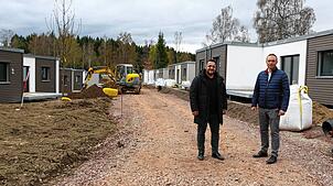 Noch laufen die Arbeiten, doch an Pfingsten soll die Minihaus-Siedlung fertig sein, so die Projektleiter und Geschäftsführer Visar ...