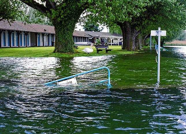 Bild 9: Archivfotos vom Hochwasser 1999: Reichenau vom Festland abgeschnitten