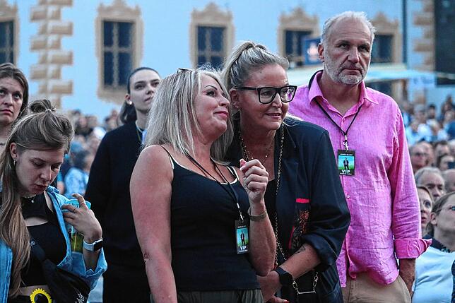 Bild 20: James Blunt begeistert Fans im Salemer Schlosspark