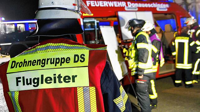Florian Schneider ist an diesem Abend Flugleiter der neuen Drohnengruppe und für die Kommunikation mit der Leitstelle verantwortlich.