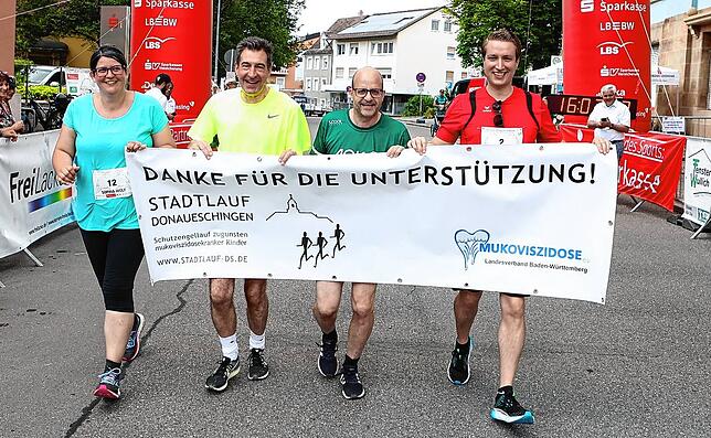 Auch in diesem Jahr sammeln Organisatorin Sophia Wolf (l.) und Oberbürgermeister Erik Pauly mit Harald Rettenmaier (AOK) sowie Matthias ...