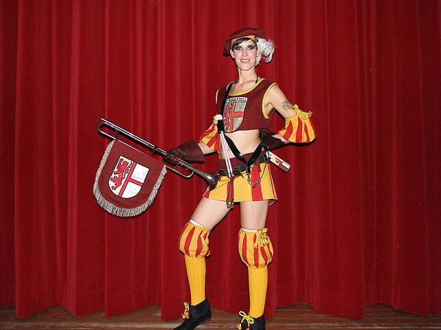 Bild 17: Die Weibsbilder der Narrizella Ratoldi eröffneten im Milchwerk mit 400 Gästen die Fasnacht-Saison