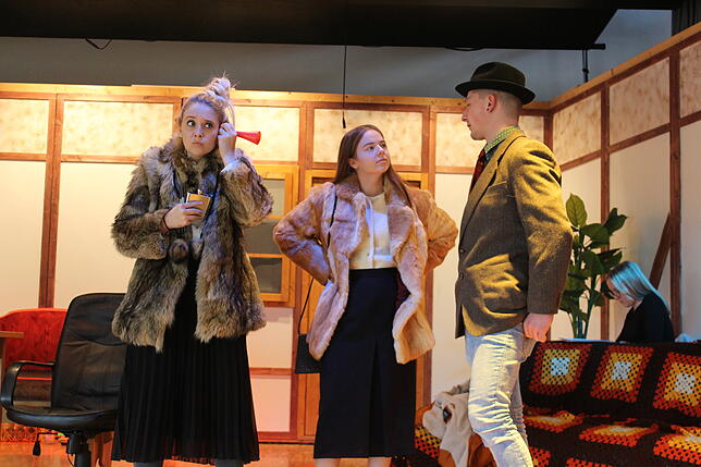 Eine Szene mit der schwerhörigen Tante Olga (Justine Kuhn) und Tante Stanislava (Pia Hermann) mit dem Arbeitsamtsbeamten Heinrich ...