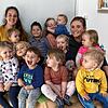 Mitarbeiterinnen der Krippengruppe Sumpfohren mit ihren Schützlingen: Larissa Hensler (hinten links), Heidi Bohnert (Mitte) und Eva ...