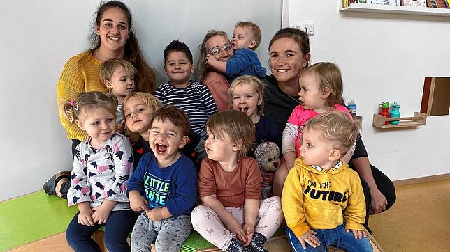 Mitarbeiterinnen der Krippengruppe Sumpfohren mit ihren Schützlingen: Larissa Hensler (hinten links), Heidi Bohnert (Mitte) und Eva ...