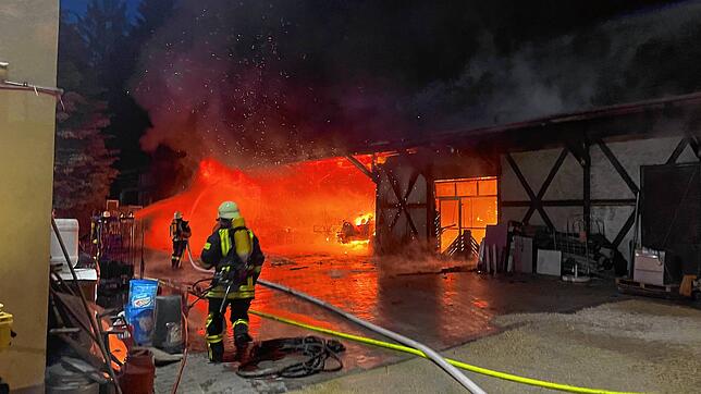 Am Freitag wurde bei einem Feuer in der Eigeltinger Lochmühle eine Maschinenhalle beschädigt. Es war einer von drei Bränden im Raum ...