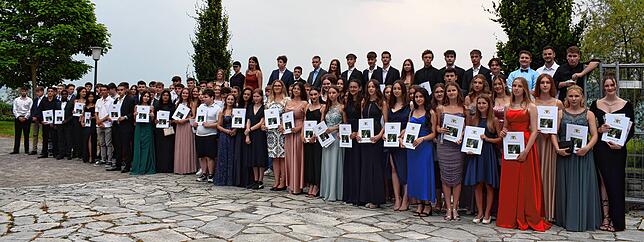 Der Abschlussjahrgang der Realschule Überlingen: Den besten Realschulabschluss erreichte Jonas Tyrra mit einem Schnitt von 1,1. ...