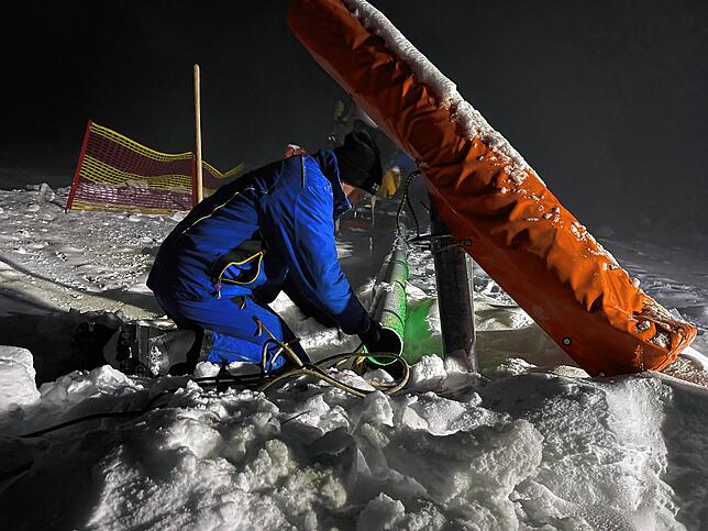 Eine Schneekanone anschließen, gehört auch zu den Aufgaben von Alexander Schlegel und seinem Team. Dafür muss ein Wasserschlauch verlegt ...