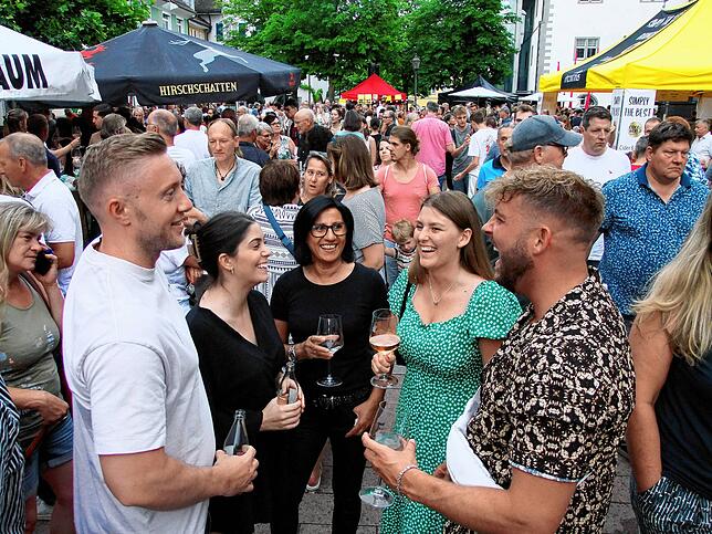 Eine Szene auf dem Radolfzeller Abendmarkt im Jahr 2023. In diesem Jahr gibt es ein paar neue Aspekte – aber vieles bleibt wie gewohnt.