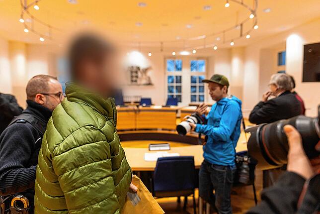 Ein Angeklagter wird in den Gerichtssaal des Landgericht Waldshut geführt. Der aus Lettland stammende Angeklagte (39) soll einen ...