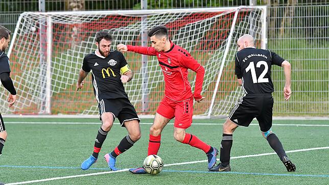 Ausgespielt: Paolo Disanto (Mitte) und der FV Lörrach-Brombach II mussten die Partie beim FC Erzingen wegen fehlendem Personal ...
