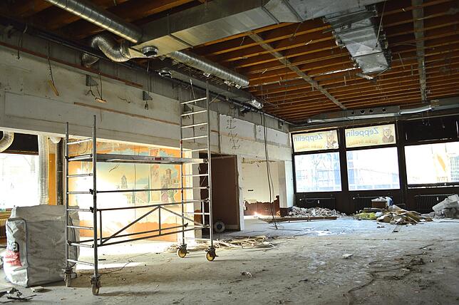 Blick in das alte Restaurant Lukullum. Derzeit wird das komplette Gebäude entkernt, danach wird es abgerissen.