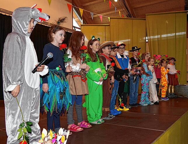 Zunächst sagen die Schüler ihre Sprüchlein auf. Angst vor dem Mikrofon kennen sie nicht.