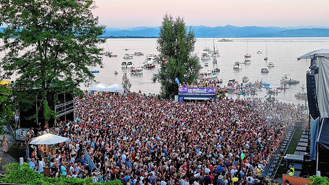 An Land und auf dem Wasser lauschen die Menschen den Konzerten. „Das macht den besonderen Charme aus“, sagt Jens Buck von Vaddi Concerts.
