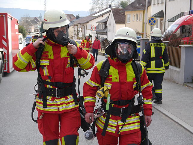 Die Einsatzkräfte gleich mehrere Feuerwehren aus dem Hegau rücken unter Atemschutz gegen die Flammen im ersten Obergeschoss vor.
