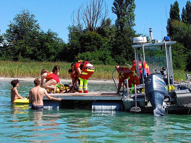 Das DLRG-Rettungsbooot kann wegen des Niedrigstandes des Wassers am Bodensee nicht den Steg anfahren. Rettungskräfte der DLRG übernehmen ...